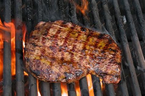 do you close the grill when grilling steaks